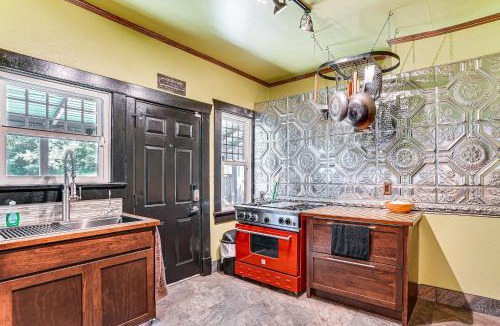 South Perry District Apartment | 2 Mi to Downtown Spokane: Nurse-Ready Rental