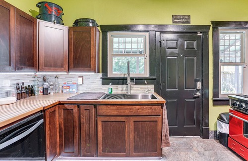 South Perry District Apartment | 2 Mi to Downtown Spokane: Nurse-ready Rental