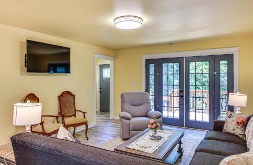 Hilltop House | 2 Mi to Dtwn Tacoma Charming Home with Deck and Yard!