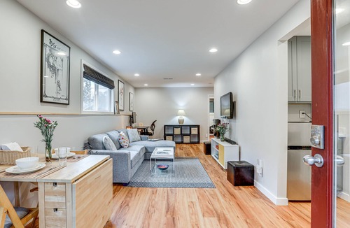 Licton Springs Apartment | 2 Mi to Green Lake! Modern Apartment w/Parking