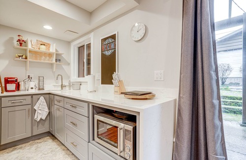Licton Springs Apartment | 2 Mi to Green Lake! Modern Apartment w/Parking