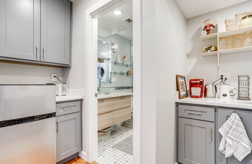 Licton Springs Apartment | 2 Mi to Green Lake! Modern Apartment w/Parking