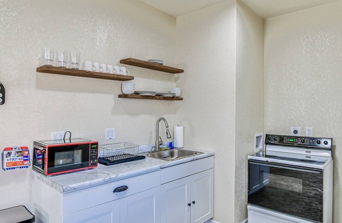 Newton Apartment | 2 Mi to Main St: Newton Guest House
