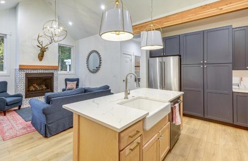 McCall House | 2 Mi to Payette Lake: Charming Cottage w/Hot Tub!