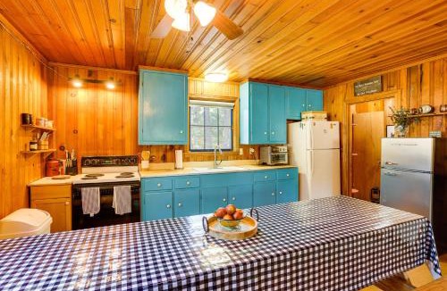 Trinity Center House | < 2 Mi to Trinity Lake: NorCal Getaway w/BBQ