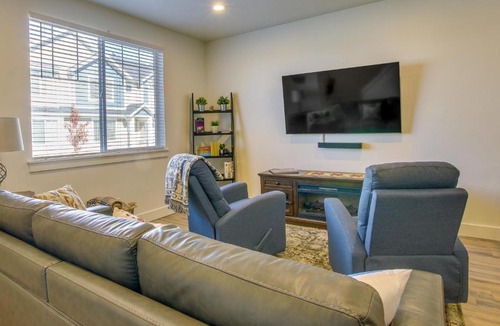 Providence House | 2 Mi to Zootah: Providence Townhome w/Fireplaces