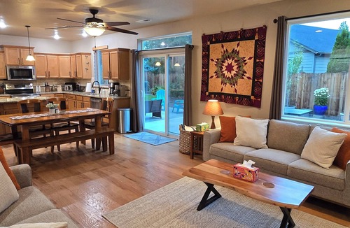 Sisters House | 2 min to Downtown Sisters, Family Friendly, XBOX, Game Rm, Outdoor Patio w/BBQ,