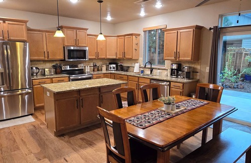 Sisters House | 2 min to Downtown Sisters, Family Friendly, XBOX, Game Rm, Outdoor Patio w/BBQ,