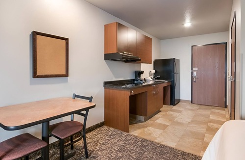 Council Bluffs Hotel | 2 Pet-Friendly Studios Close to Mid-America Center – Walk to Henry Doorly Zoo