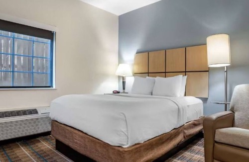 Denham Springs Hotel | 2 Pet-Friendly Suites w/Kitchenette Near Antique Village & Shopping