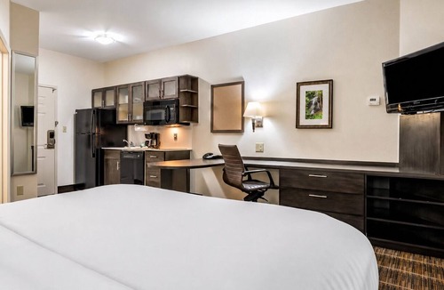 Denham Springs Hotel | 2 Pet-Friendly Suites w/Kitchenette Near Antique Village & Shopping