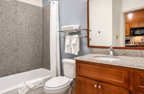 Denham Springs Hotel | 2 Pet-Friendly Suites w/Full Kitchen Near Baton Rouge Zoo & Shopping Spots