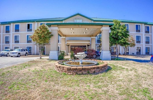 Jonesboro Apartment | 2 Queen Beds Suite Non-Smoking
