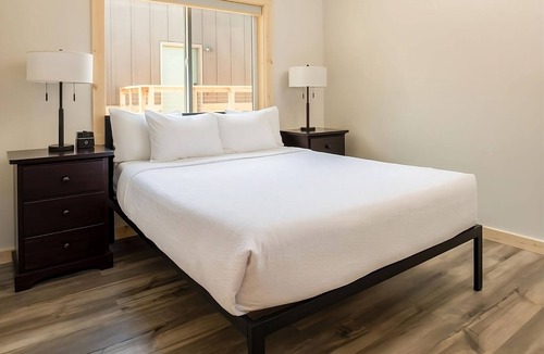 Boardman Hotel | 2 Relaxing Cabins with Kitchens! Outdoor Pool, Pet-friendly and Free Breakfast!