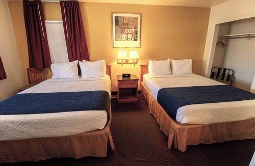 Pendleton Hotel | 2 Rooms - Affordable Accommodations w/Free Breakfast Near Pendleton Woolen Mill