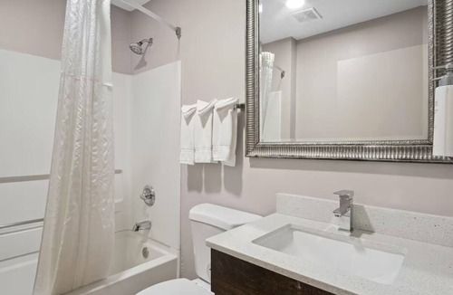 Blue Springs Hotel | 2 Simple and Inviting Rooms w/Seasonal Pool for Easy Getaways