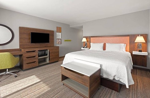 Burlington Hotel | 2-Star Hotel ∙ Hampton Inn & Suites Burlington