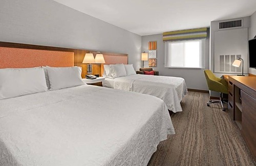 Burlington Hotel | 2-Star Hotel ∙ Hampton Inn & Suites Burlington