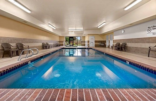 Burlington Hotel | 2-Star Hotel ∙ Hampton Inn & Suites Burlington