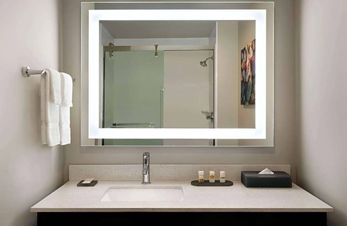 Burlington Hotel | 2-Star Hotel ∙ La Quinta Inn & Suites by Wyndham Burlington
