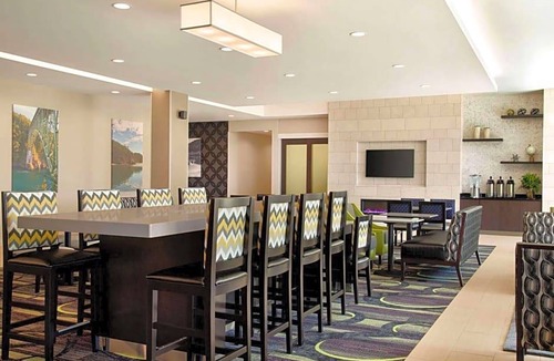 Burlington Hotel | 2-Star Hotel ∙ La Quinta Inn & Suites by Wyndham Burlington