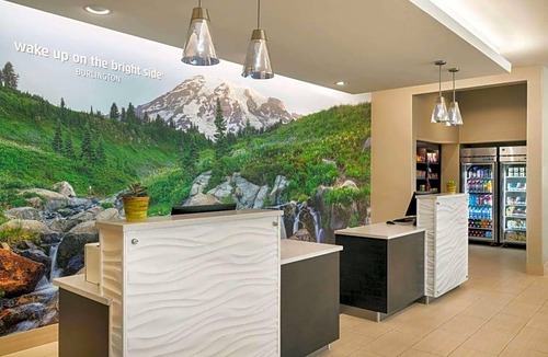 Burlington Hotel | 2-Star Hotel ∙ La Quinta Inn & Suites by Wyndham Burlington