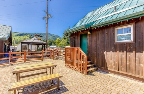 White Salmon Cabin | 2-story dog-friendly cabin with mtn & valley views, courtyard, WiFi, partial AC