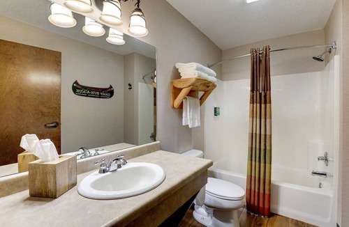 Moline Hotel | 2 Units | Central Moline Stay w/Gym Access | 0.7 mi to Mississippi Riverfront