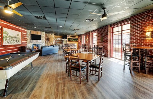 Moline Hotel | 2 Units | Central Moline Stay w/Gym Access | 0.7 mi to Mississippi Riverfront