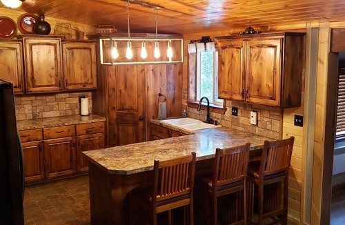 Island Park Cabin | 🌲20 Min to Yellowstone, High Speed Fiber, Hot tub, Fire Pit, Play Structure.
