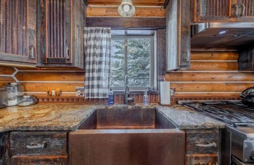 Island Park House | 20 mins to YNP-Cabin-Pet friendly