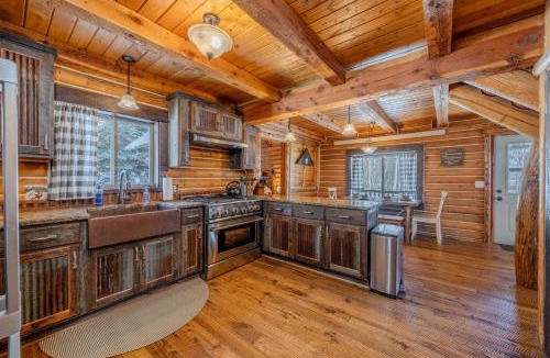 Island Park House | 20 mins to YNP-Cabin-Pet friendly