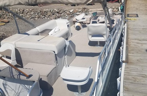 Huntington Boat Rental | 24 foot pontoon boat/located on Snake River Brownlee reseviour