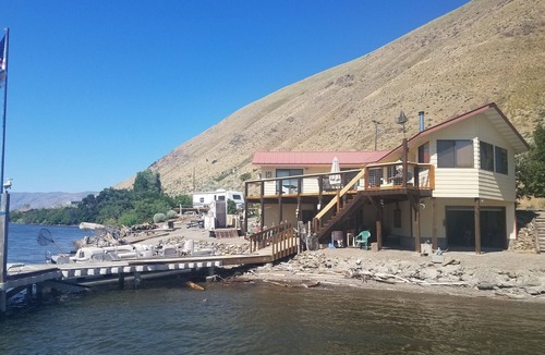 Huntington Boat Rental | 24 foot pontoon boat/located on Snake River Brownlee reseviour