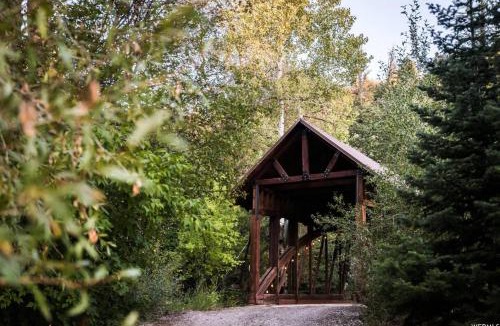 Mount Pleasant House | 25-Bed, Amenity-Rich Estate in a Private Forest