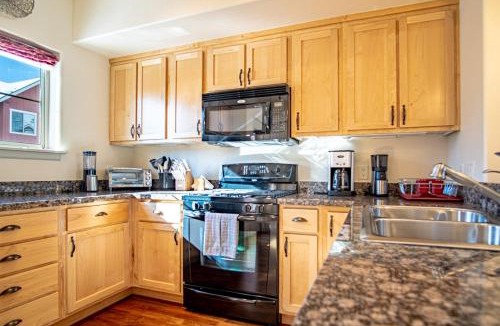 Hailey House | 2BD Sweetwater Condo - Community Park, Pool + Hot Tub