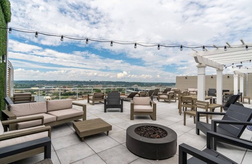 Downtown Cincinnati Apartment | 2Bed/2Bath with basketball court & Golf Stimulator