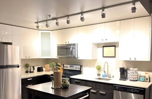 Southcenter Apartment | 2bedroom/Airport/Healthcare/Remote Workers