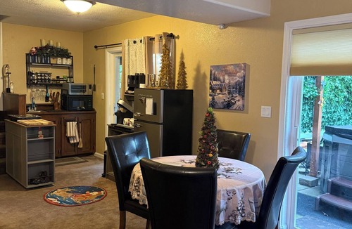 Graham House | 2BR 1500 SQ FT @ Elite Vacations Hot Tub, Sauna, Gym, Sleeps 4