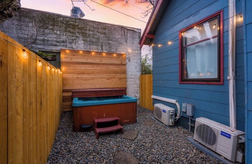 King House | 2BR/1BA Big Yard Near Moda Center | Hot Tub