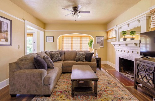 Richmond House | 2BR/1BA Remodeled Duplex Heart of Hawthorne