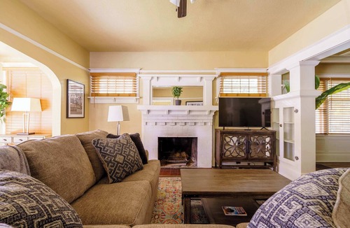 Richmond House | 2BR/1BA Remodeled Duplex Heart of Hawthorne