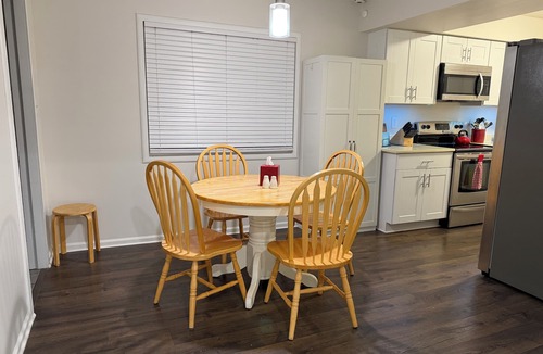 Clawson House | 2Br/1Bth/Office/EV charger near Royal Oak/Berkley/Bgham - Monthly