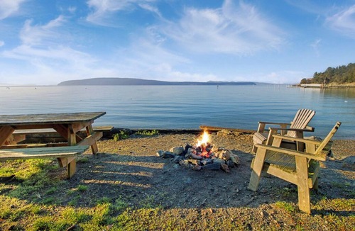 Eastsound Cabin | 2BR Beach Cabin on prime west-facing beach!