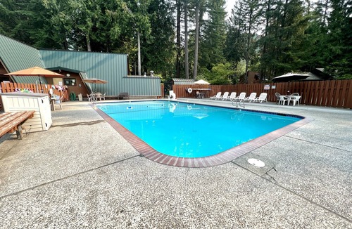 Mount Hood Village Cabin | 2BR Cabin w/Pool, AC, Hot Tub, Near Trails