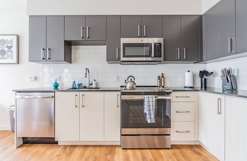 West Bellevue Bed & Breakfast | 2BR | Gym, Views | Bellevue | Sophari Parkside F