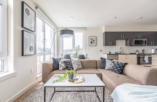 West Bellevue Bed & Breakfast | 2BR | Gym, Views | Bellevue | Sophari Parkside F