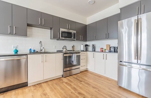 West Bellevue Bed & Breakfast | 2BR | Gym, Views | Bellevue | Sophari Parkside F