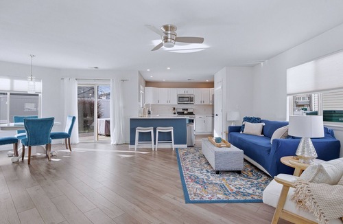 Grand Junction House | 2ce as nice! 2 king beds. 2 living rooms. Parks 4. Pets Ok. Kids playground, gym