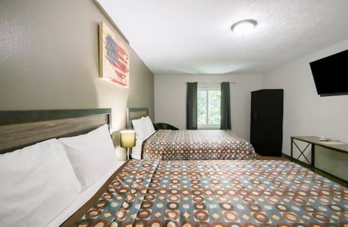 Glenwood Hotel | 3 Accommodations of Clean & Modern Rooms | Near Hwy 34 | Free Parking